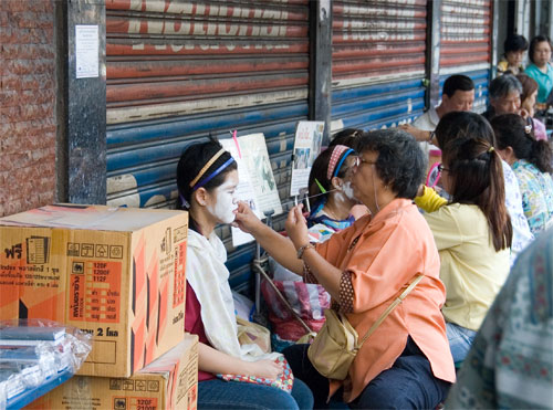 Тайланд. Бангкок. Китайский квартал. Уличная косметология.